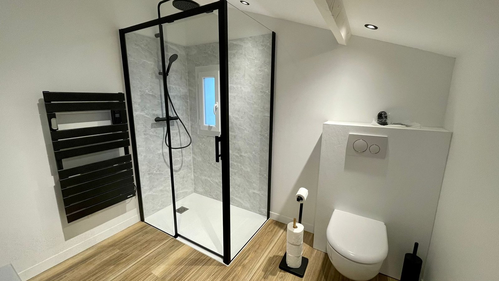 Salle de bains avec douche et meuble vasque