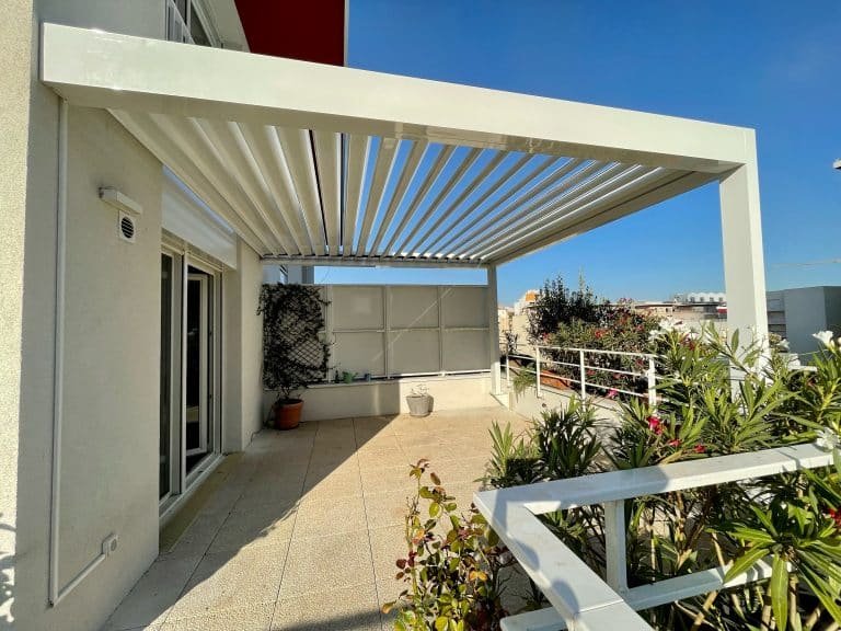 Pergola blanche sur une terrasse